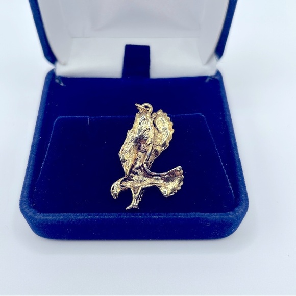 Vintage 12K Gold Eagle Pendant with Detailed Feather Texturing​​​ - Picture 8 of 9